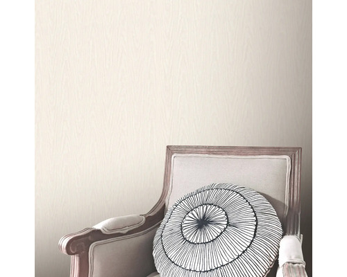 Prim-plan cu un perete cu tapet cu textură de lemn și un scaun cu pernă