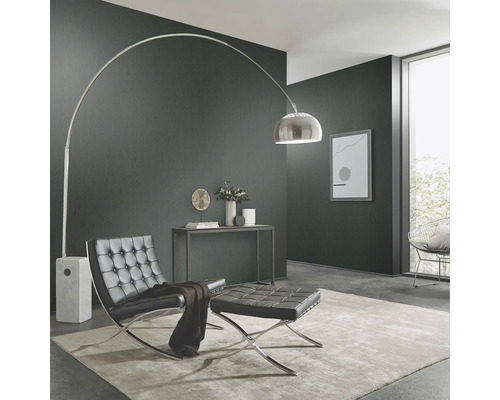 Living cu lampă arcuită, fotoliu și taburet