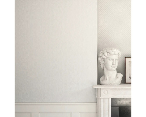 Perete deschis la culoare cu tapet cu model și decorațiuni pe un șemineu