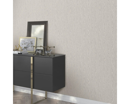 Tapetă decorativă cu granulație de lemn în interior cu comodă