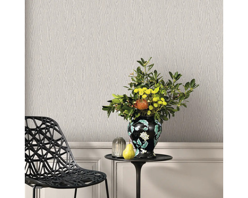 Interior decorativ cu tapet cu aspect de lemn, scaun și masă cu vază de flori.