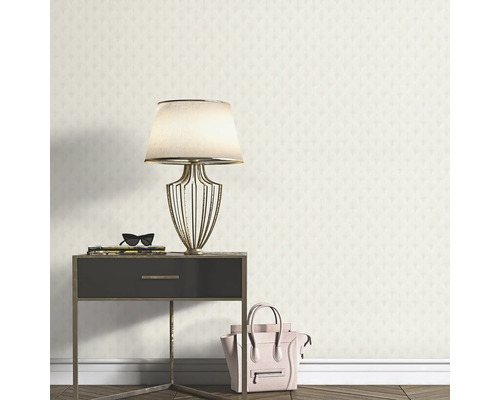 Scenă cu tapet cu model, lampă de noptieră, poșetă și noptieră