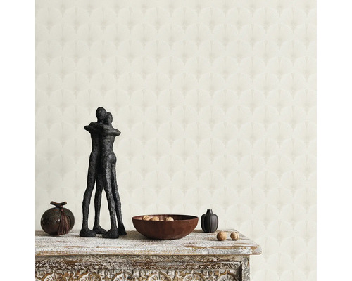 Idee de decorare cu tapet cu model, sculptură și bol de lemn pe o masă