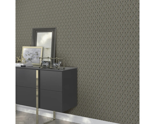 Cameră de zi cu comodă, decorațiuni și tapet cu model