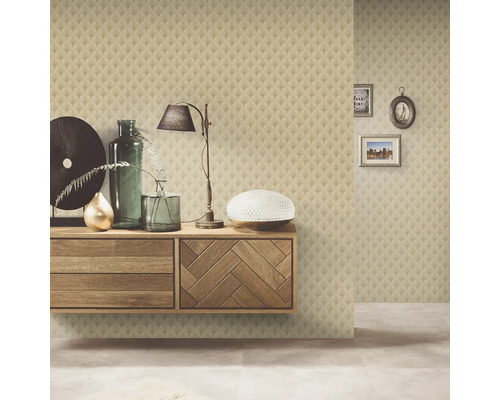 Design interior cu tapet, comodă și decorațiuni