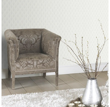 Interior decorativ cu fotoliu, vază argintie și tapet cu model