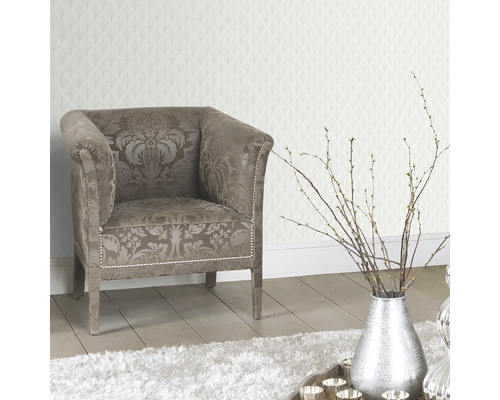 Interior decorativ cu fotoliu, vază argintie și tapet cu model