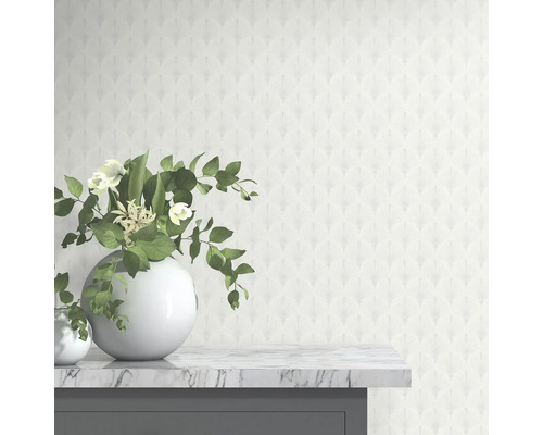 Tapetă decorativă cu model de evantai și flori în vaze pe o suprafață de marmură.