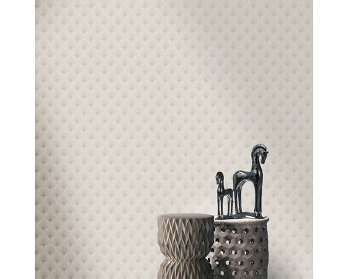 Tapet cu model și figurine decorative pe mese mici.