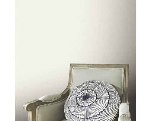 Tapetă bej cu scaun și pernă