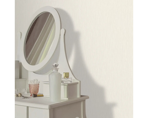 Tapetă de culoare deschisă în dormitor cu măsuță de toaletă și oglindă