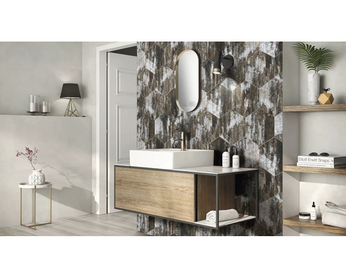 Baie modernă cu lavoar, oglindă și plăci de perete hexagonale cu aspect de lemn