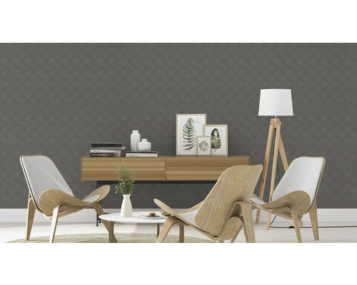 Living cu tapet cu model, mobilă din lemn și decorațiuni pentru o ambianță confortabilă.