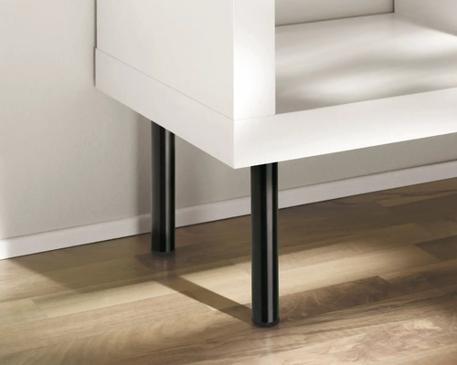 Vedere detaliată a unei piese de mobilier cu picioare negre