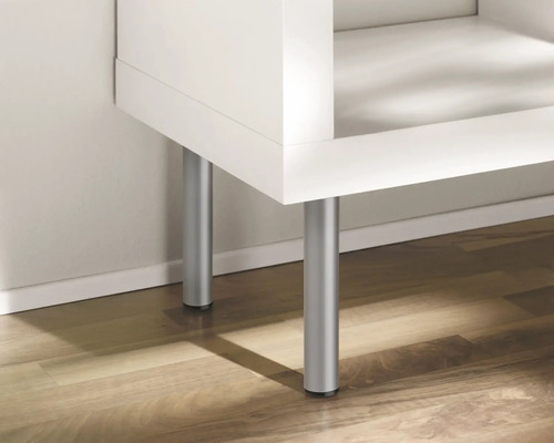 Imagine detaliată a unei piese de mobilier albe cu picioare argintii.