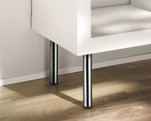 Imagine detaliată a unei piese de mobilier albe cu picioare cromate pe o podea de lemn