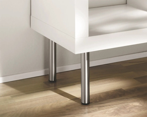 Imagine detaliată cu o piesă de mobilier albă cu picioare metalice argintii pe o podea din lemn.