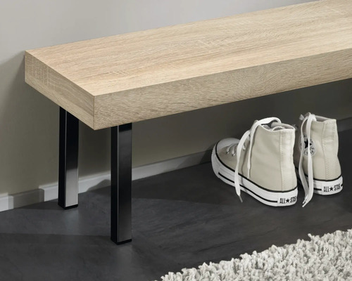 Bancă de lemn cu picioare metalice și pantofi