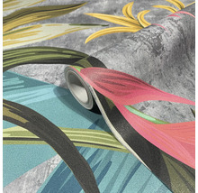 O rolă de tapet cu model floral.