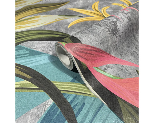 O rolă de tapet cu model floral.