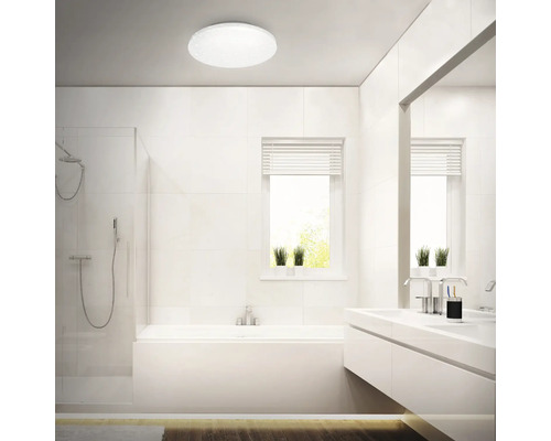 Baie modernă cu plafonieră, cadă, duș și lavoar