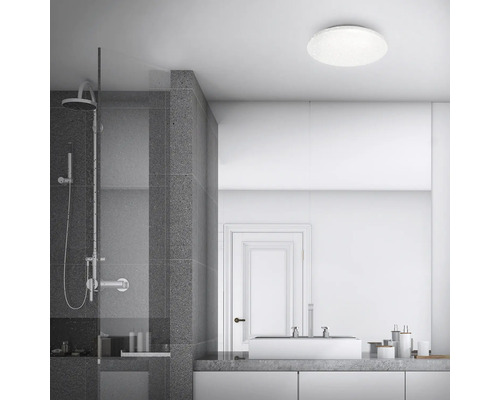 Baie modernă cu duș, chiuvetă și plafonieră rotundă