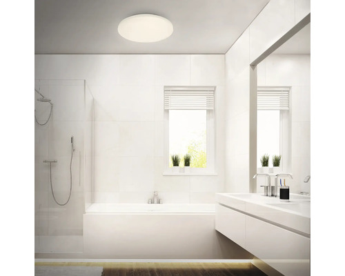 Baie cu cadă, duș, chiuvetă și plafonieră rotundă