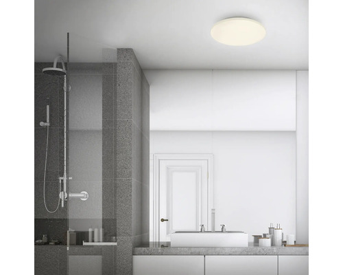 Baie modernă cu duș, chiuvetă și plafonieră rotundă