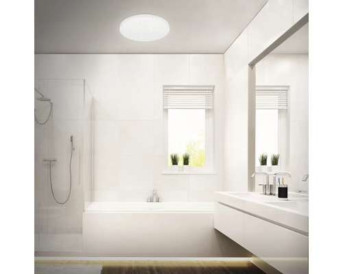 Baie luminoasă cu plafonieră, duș, cadă și chiuvetă