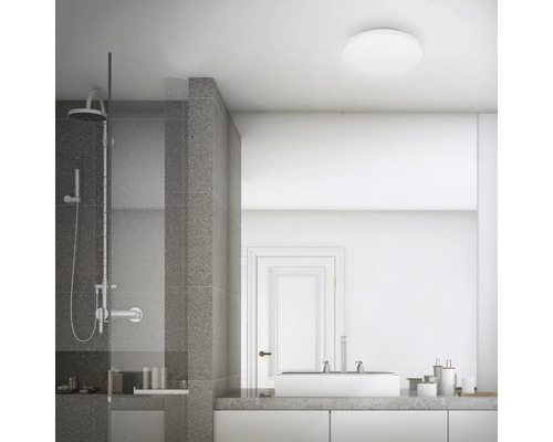 Baie luminoasă cu duș, chiuvetă și plafonieră