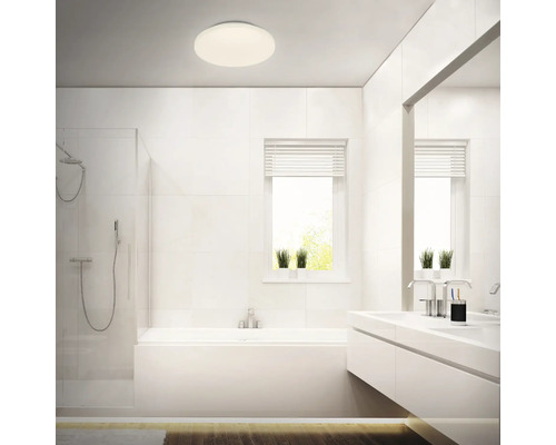 Baie luminoasă cu duș, cadă, chiuvetă și plafonieră rotundă