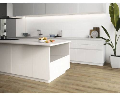 Bucătărie luminoasă cu insulă, dulapuri albe și podea din lemn