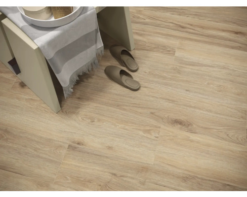 Plăci de pardoseală montate cu aspect de lemn, cu taburet de baie și papuci de casă