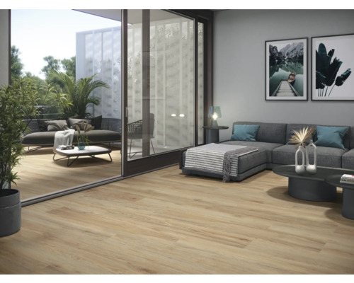 Pardoseala deschisă la culoare, din lemn, face legătura între interior și exterior cu livingul, terasa și mobilierul de grădină