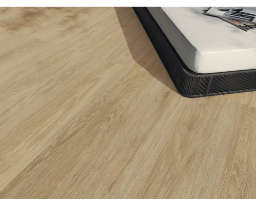 Prim-plan al unei camere cu podea deschisă din lemn