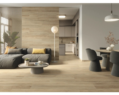 Cameră de zi cu gresie cu aspect de lemn, canapea, masă și zonă de luat masa.