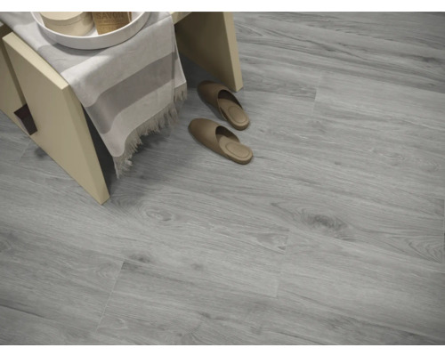 Pardoseală vinil deschisă la culoare, cu aspect de lemn, cu scaun și papuci de casă