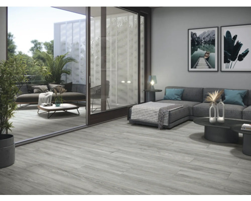 Cameră de zi cu gresie gri cu aspect de lemn și acces la balcon