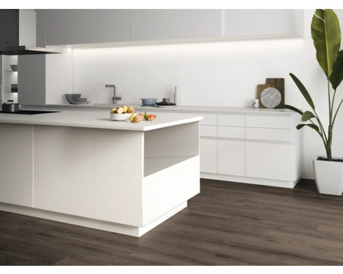 Bucătărie luminoasă cu insulă, chiuvetă și podea din lemn.