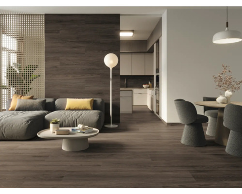 Cameră de zi cu canapea, masă, scaun și podea din lemn