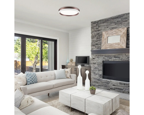 Cameră de zi cu plafonieră modernă, canapea și șemineu