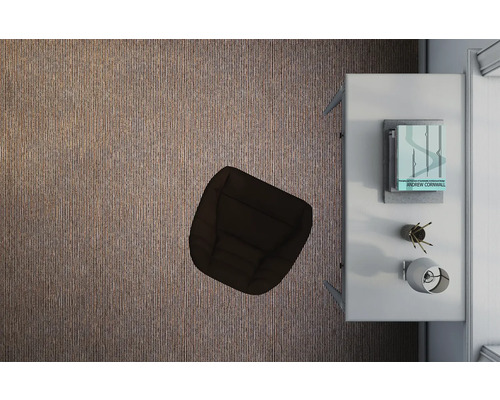 Vedere de sus a unui spațiu de lucru cu birou, scaun, carte, suport pentru pixuri și lampă