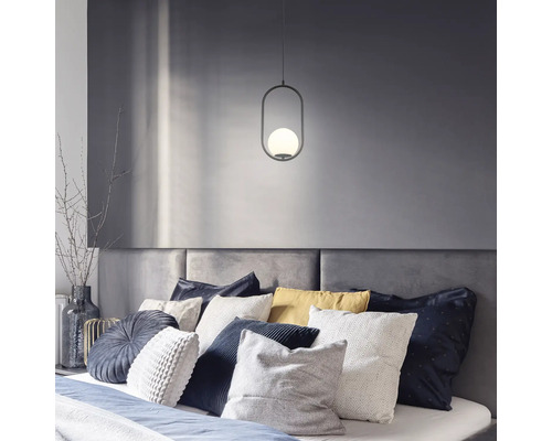 Dormitor cu pat, perne și lampă suspendată în stil modern