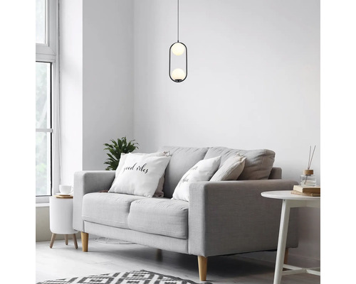 Cameră de zi cu lampă, canapea și decorațiuni