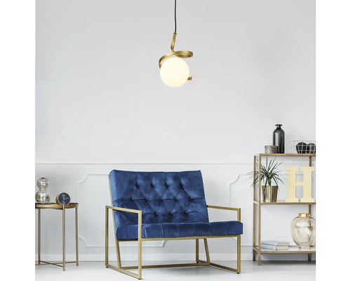 Scenă cu fotoliu, raft și lampă suspendată cu abajur sferic