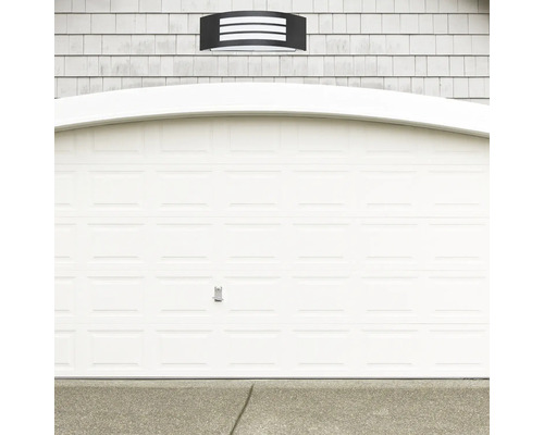 Garaj cu corp de iluminat exterior