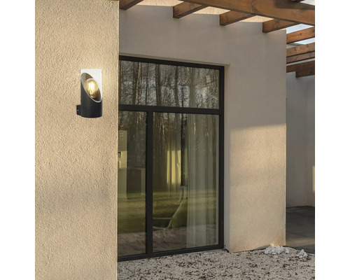 Lampa modernă de perete exterior din metal pe un perete de casă