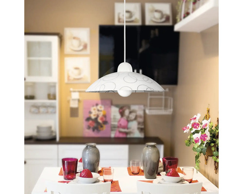 Lampa suspendată deasupra unei mese de sufragerie într-o cameră luminoasă.