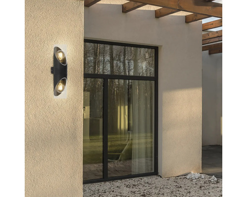 Lumină modernă de perete pentru exterior cu două lămpi pe un perete de casă