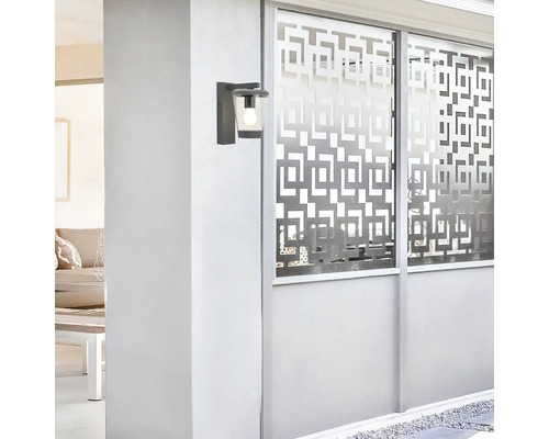 Lumină modernă de perete pentru exterior lângă peretele decorativ de protecție a intimității